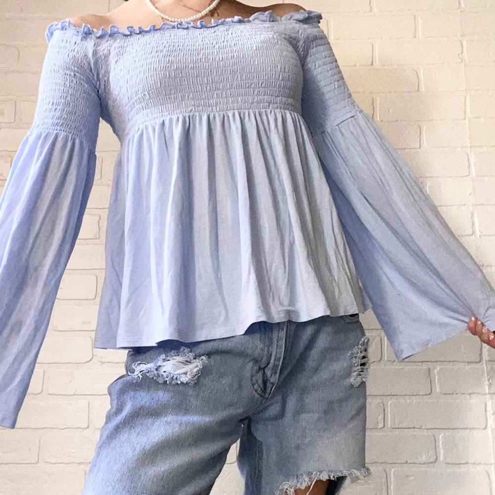 🐋🐋🐋SUPER CUTE Y2K cottagecore off the shoulder long sleeved baby blue top.